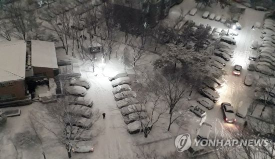 폭설이 내린 6일 밤 경기도 광명시 하안동 한 아파트 주차장이 내린 눈에 덮여 있다. [이미지출처=연합뉴스]
