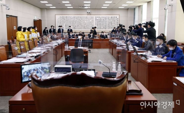 정의당 의원들이 8일 국회에서 열린 법제사법위원회 전체회의 개의 전 5인미만 사업장 중대재해법 적용 등을 촉구하며 피켓팅 시위를 하고 있다./윤동주 기자 doso7@