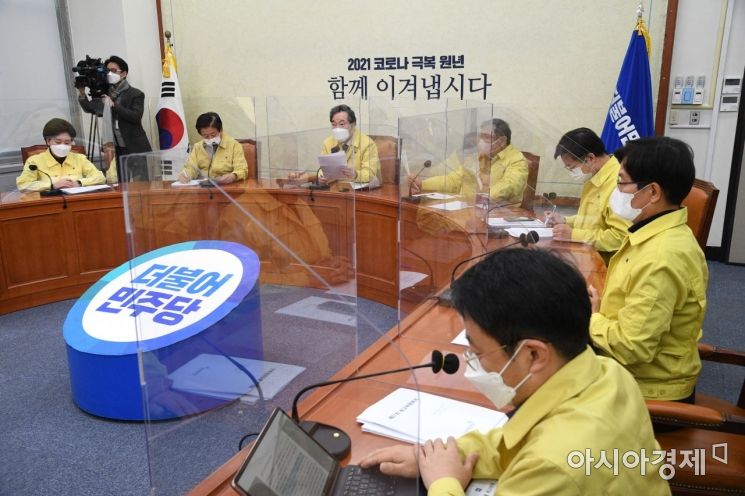 이낙연 더불어민주당 대표가 8일 국회에서 열린 최고위원회의에 참석, 모두발언을 하고 있다./윤동주 기자 doso7@