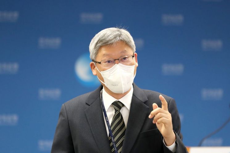 이성호 한국은행 경제통계국 금융통계부장이 8일 오전 서울 중구 한은에서 '2020년 11월 국제수지(잠정)'의 주요 특징을 설명하고 있다.