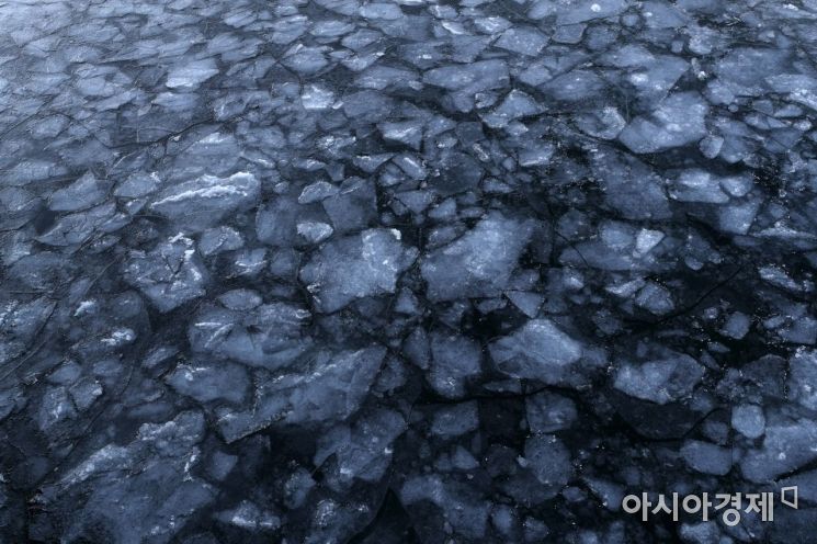 북극 한파가 절정에 달한 8일 서울 잠수교에서 바라본 한강이 얼어 있다. /문호남 기자 munonam@