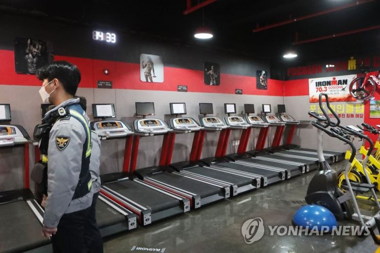 지난 4일 경기도 포천시에서 오성영 전국헬스클럽관장협회장이 자신의 헬스장 문을 열자 경찰이 출동해 체육관 내부 상황을 살펴보고 있다. 사진=연합뉴스