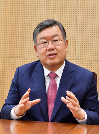 시정에 관해 설명 중인 박일호 경남 밀양시장.