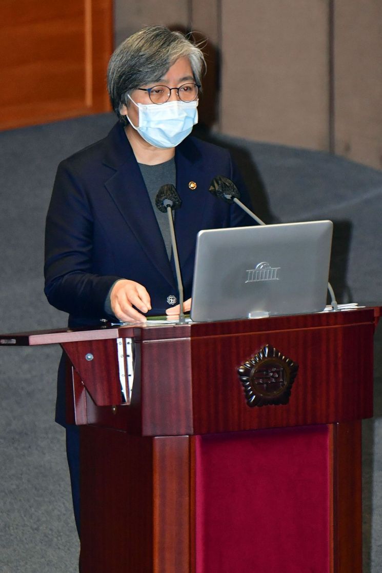정은경 질병관리청장이 8일 서울 여의도 국회 본회의장에서 열린 코로나19로 인한 방역실태, 백신 수급 상황 및 접종 시기에 대한 긴급현안질문에서 의원 질의에 답변하고 있다.<이미지:연합뉴스>