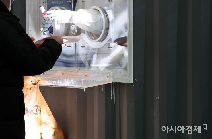 서울 최저기온 영하 18도 이하로 떨어지는 등 기록적인 한파가 기승을 부린 8일 서울역광장 임시선별검사소 검체 채취실 외부 선반에 고드름이 달려 있다./김현민 기자 kimhyun81@