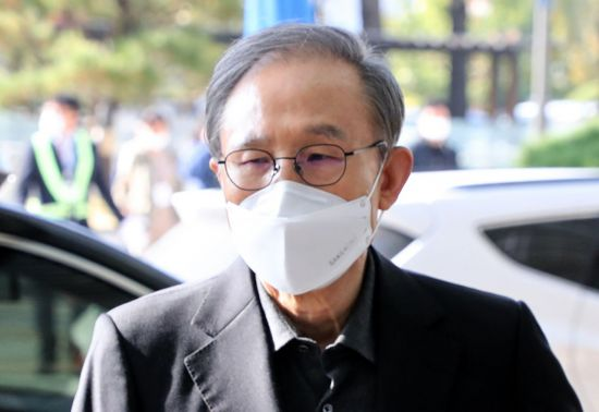 회사 자금 횡령과 뇌물 수수 혐의 등으로 지난해 10월29일 대법원 상고심에서 징역 17년이 확정된 이명박 전 대통령이 30일 오전 진료를 위해 종로구 서울대학교병원으로 들어서고 있다. [이미지출처=연합뉴스]