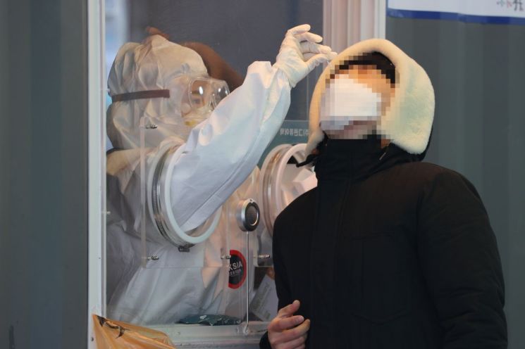 9일 오전 서울역 앞에 마련된 임시선별진료소에서 의료진이 검체채취를 하고 있다.<이미지:연합뉴스>