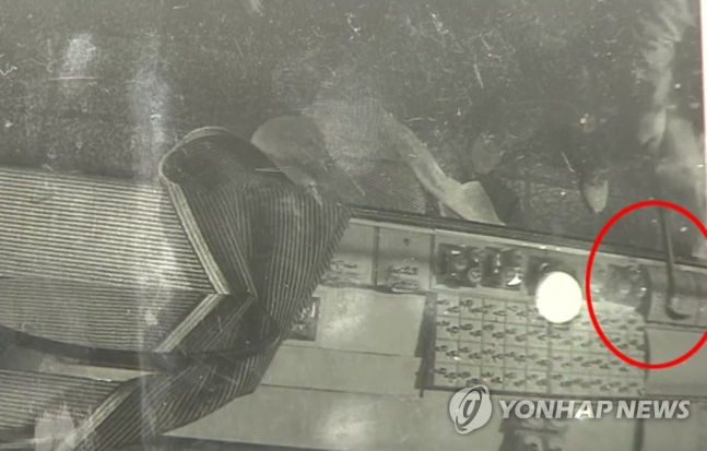 공구로 금은방 진열대 부수는 현직 경찰관[이미지출처 = 연합뉴스]