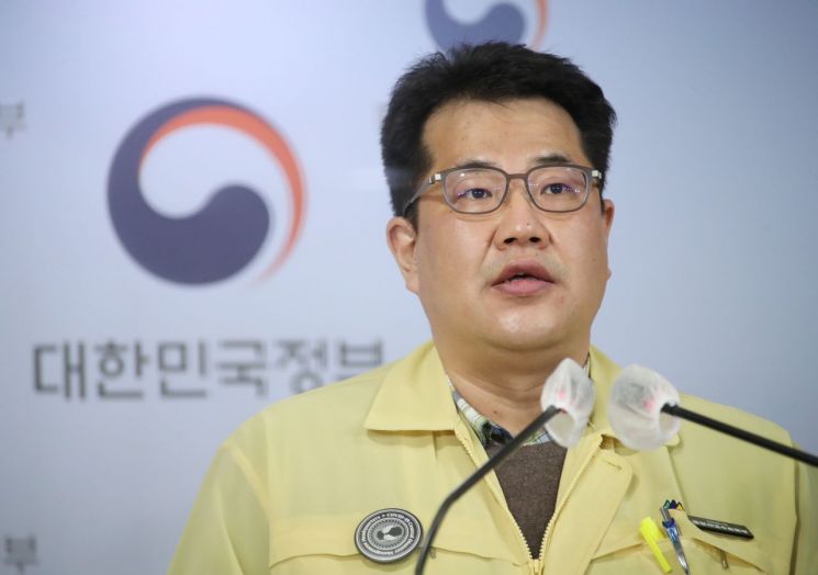 향후 거리두기 '단계는 줄이고 기준은 완화'…이동·여행·외출제한 검토 