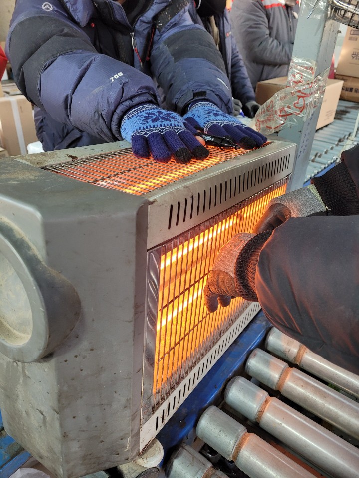 At 9 a.m. on the 19th, at the Gangmae Logistics Center in Goyang-si, Gyeonggi Province. Due to poor electrical facilities, delivery drivers hurriedly warmed their hands whenever a heater was brought in.