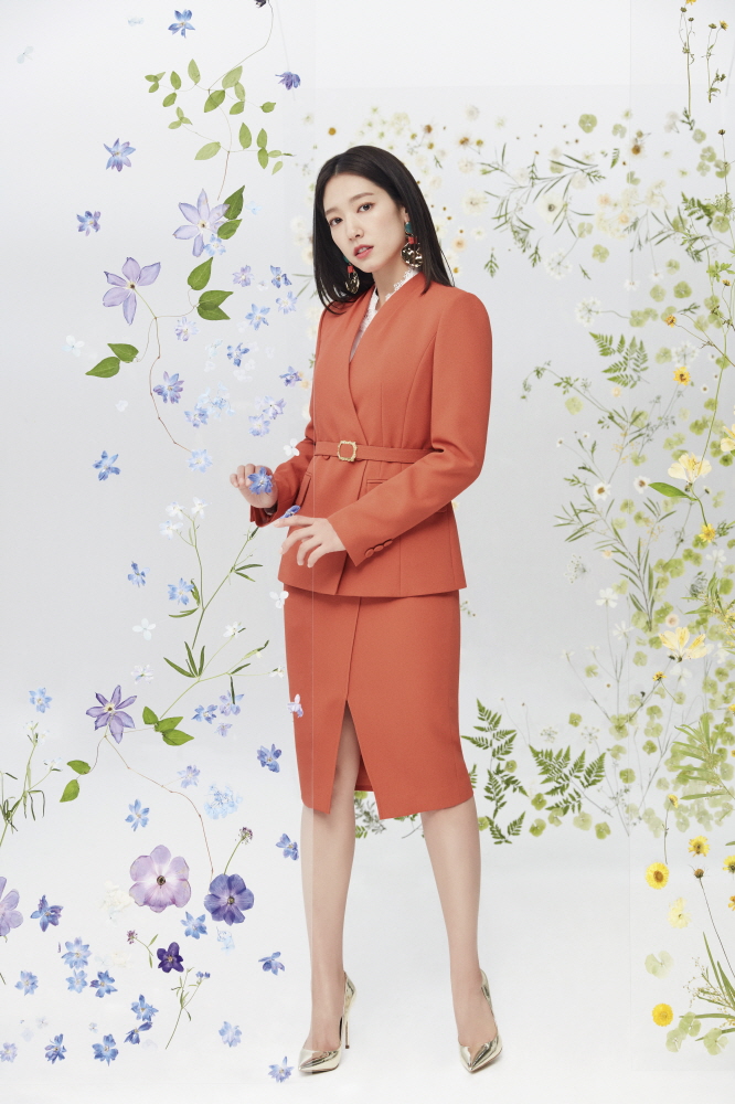 봄을 부르는 박신혜