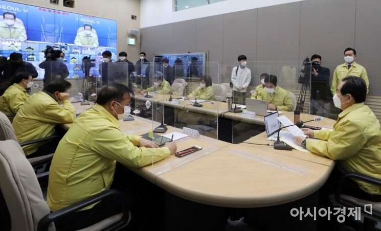 정세균 국무총리가 11일 서울 중구 서울시청에서 열린 '신종 코로나바이러스감염증(코로나19) 대응 중대본회의'에 참석해 발언 하고 있다./강진형 기자aymsdream@