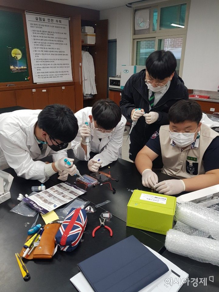사진은 경산시 무학고교 수업 활동 사진.