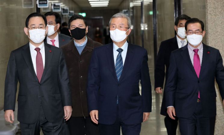 김종인 국민의힘 비상대책위원장, 주호영 원내대표 등이 11일 국회에서 열린 비상대책위원회의에 참석하고 있다. [이미지출처=연합뉴스]