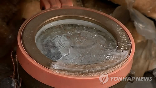 지자체와 관련 기관에서는 동파 피해를 막기 위해 수도계량기, 수도관, 보일러 배관 등은 헌 옷 등 보온재로 채우고 외부는 테이프로 밀폐해야 한다고 당부했다. 사진=연합뉴스
