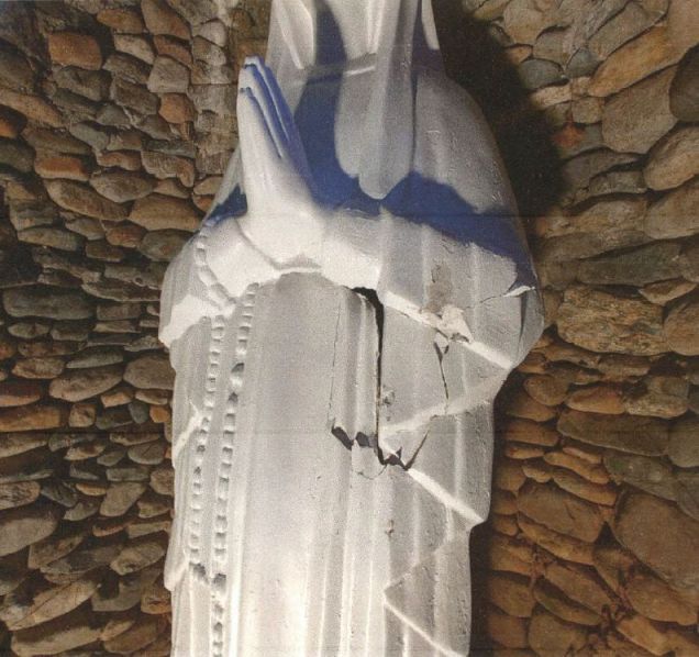 지난 7일 부산 한 성당의 성모 마리아상이 일부 파손된 채 발견됐다. 사진=부산경찰청