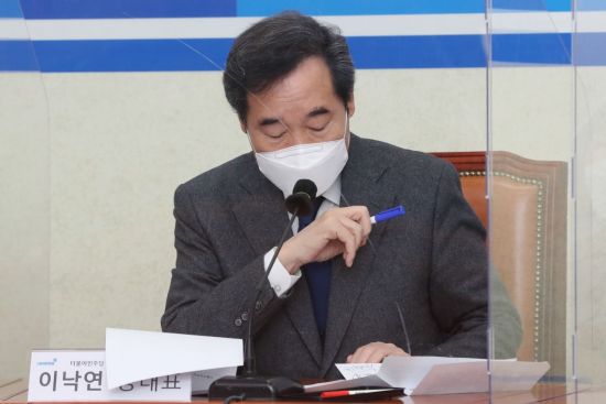 이낙연 더불어민주당 대표가 4일 국회에서 열린 청년미래연석회의 출범식에서 자료를 살펴보고 있다. [이미지출처=연합뉴스]
