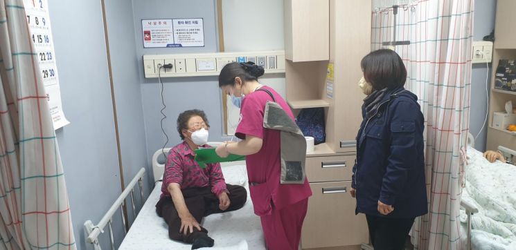 한파로 고립된 치매 노인 아사 직전 극적 구조