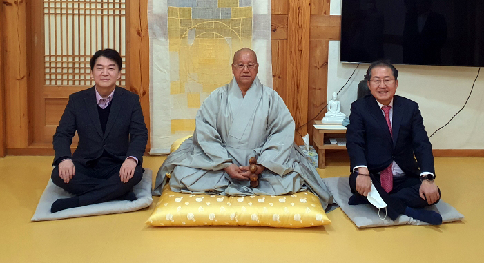안철수 국민의당 대표(왼쪽)와 홍준표 무소속 의원(오른쪽)이 11일 오후 대구 동구 팔공산 동화사에서 조계종 종정 진제 스님(가운데)에게 인사차 들렀다 방문 시간이 겹쳐 자리를 함께하고 있다. [이미지출처=연합뉴스]