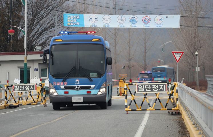 세밑 지난12월27일 오후 경북 청송군 진보면 경북북부 제2교도소 정문에서 수감자들을 태웠거나 태울 호송 차량이 분주히 오가고 있다. [이미지출처=연합뉴스]