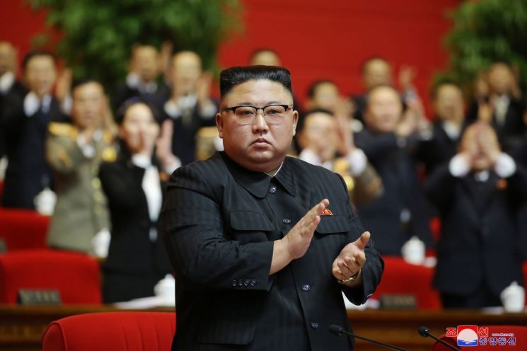 한 최고지도자 김정은이 노동당 총비서로 추대됐다.
    11일 조선중앙통신은 전날 열린 8차 당대회 6일 차 회의 내용을 전하며 "당 제8차 대회는 김정은 동지를 조선노동당 총비서로 높이 추대할 것을 결정한다"고 보도했다.