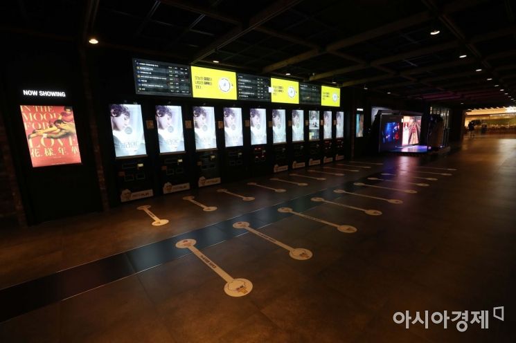 12일 서울 시내 한 영화관이 썰렁하다. 이날 영화진흥위원회 영화관입장권 통합전산망에 따르면 전날 영화관을 방문한 관람객 수는 1만776명이다. 영진위가 2004년 공식 집계를 시작한 이래 가장 낮은 수치다. /문호남 기자 munonam@