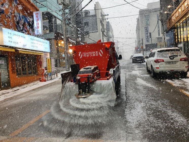 [포토]강남구청 직원 1100여명 폭설 비상 제설 작업