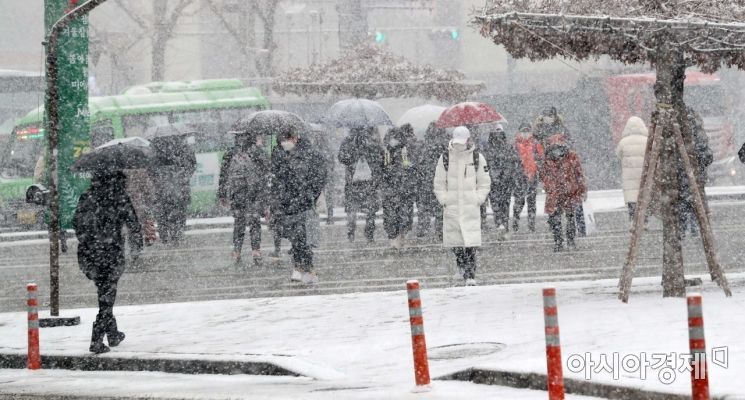 [종합] 서울 폭설에 배달 '올스톱'…내일 오전까지 지하철·버스 증편