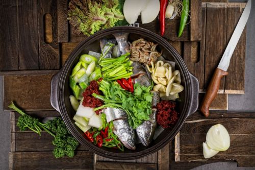 롯데百, 라이브방송서 밥굽남과 '산천어 밀키트' 판다