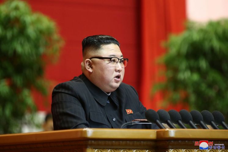 김정은 노동당 총비서가 13일 8차 당대회를 마무리하며 군사력 강화에 대한 의지를 다시 드러냈다.
조선중앙통신은 13일 전날 김정은 총비서가 결론에서 "핵전쟁 억제력을 보다 강화하면서 최강의 군사력을 키우는데 모든 것을 다해야 한다"고 말했다고 전했다.
지난 5일 개회한 당대회는 12일까지 총 8일간의 일정을 끝으로 마무리됐다.