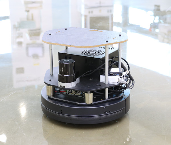 중견 로봇업체 유진로봇이 올 초 출시한 자율주행 테스트용 로봇 'AMS-DemoKit-100.' 유진로봇이 자체 개발한 3차원(3D) 라이다(LiDAR) 센서 등이 탑재됐다. 회사는 2014년 3D 라이다 센서 개발에 착수해 지난해 사업화 첫 발을 뗐다. [사진제공 = 유진로봇]