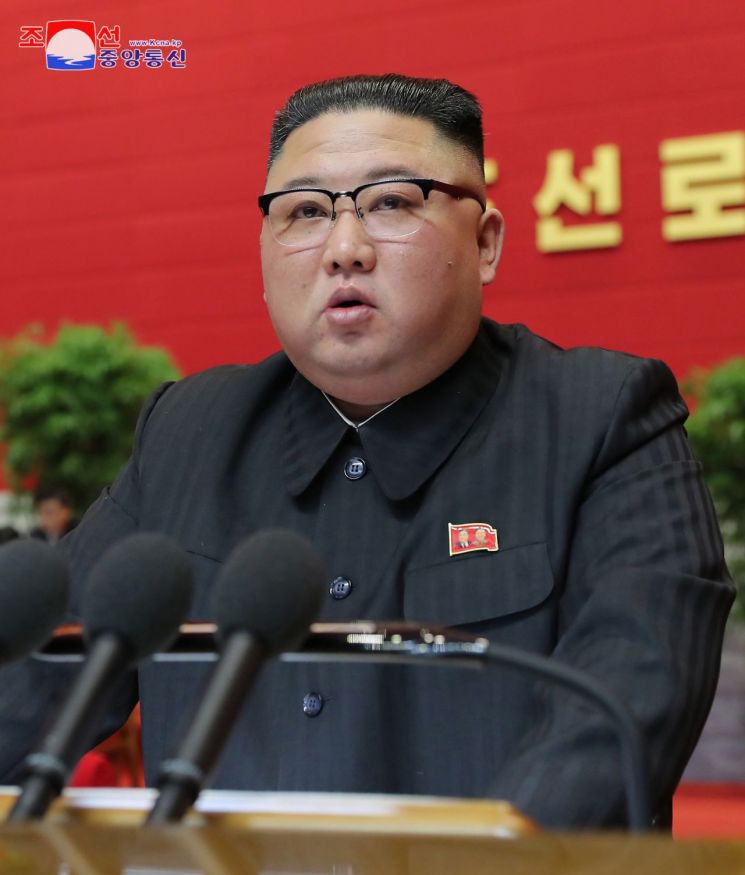 김정은 노동당 총비서가 13일 8차 당대회를 마무리하며 군사력 강화에 대한 의지를 다시 드러냈다.
    조선중앙통신은 13일 전날 김정은 총비서가 결론에서 "핵전쟁 억제력을 보다 강화하면서 최강의 군사력을 키우는데 모든 것을 다해야 한다"고 말했다고 전했다. <사진=연합뉴스>