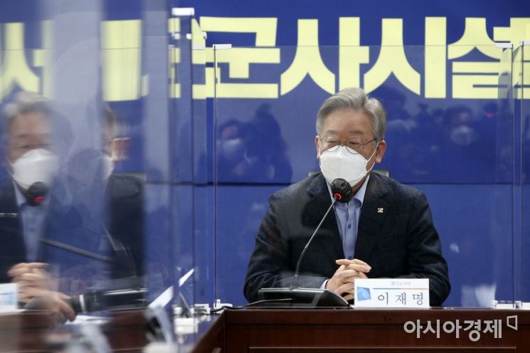 이재명 경기도지사가 14일 국회 의원회관에서 열린 군사시설 보호구역 해제 및 완화 당정협의에 참석, 모두발언을 하고 있다./윤동주 기자 doso7@