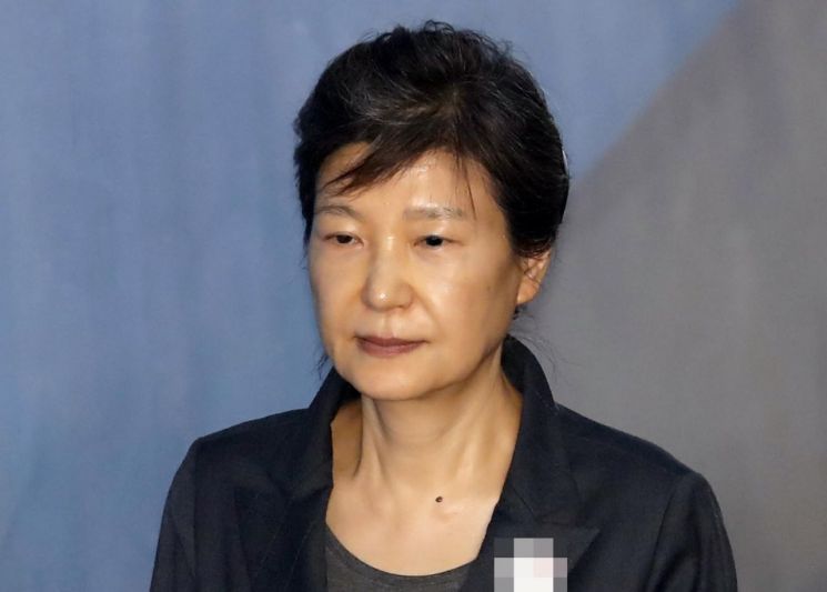 박근혜, 서울구치소 코로나19 확진 직원 밀접접촉… 오늘 오전 PCR 검사