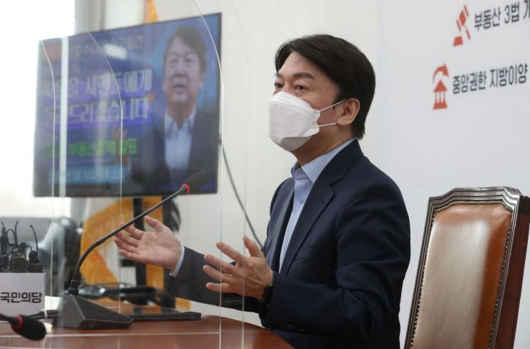 4ㆍ7 서울시장 보궐선거에 출마하는 안철수 국민의당 대표가 14일 국회에서 서울시 부동산 정책을 발표한 뒤 취재진의 질문에 답하고 있다. / 사진=연합뉴스