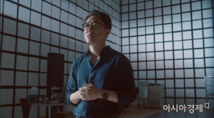 Won-joon Choi, head of strategic product development team of wireless business unit (Vice President), explains the camera of the Galaxy S21 Ultra.