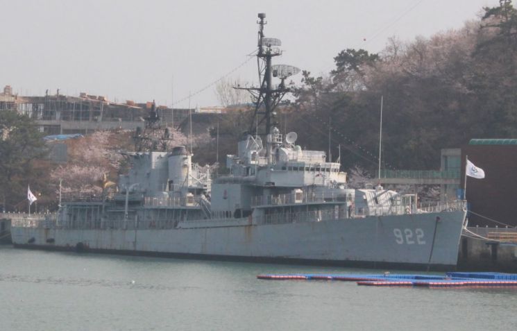해군의 물 새는 구축함 기어링급 강원함. 2000년 12월에 퇴역했다.