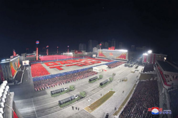 北 열병식 개최 "핵무장력" 과시…김정은 참석 (종합)