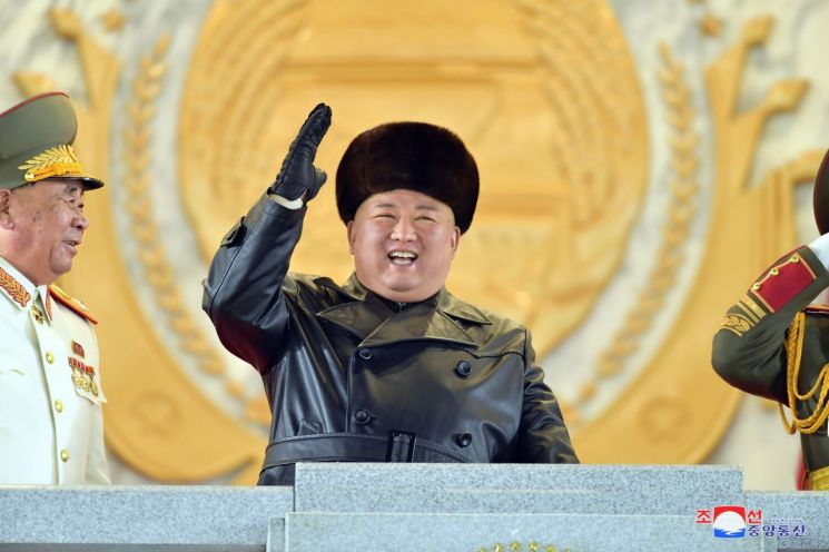 14일 북한 평양 김일성 광장에서 제8차 당대회 기념 열병식이 열렸다고 조선중앙통신이 15일 보도했다.