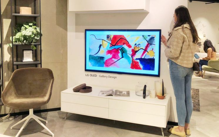 고객이 홍콩 샤틴에 위치한 보컨셉 매장에 설치된 LG 올레드 갤러리 TV를 살펴보고 있다.