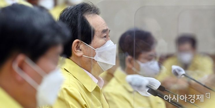 정세균 국무총리가 15일 서울 종로구 정부서울청사에서 코로나19 대응 중앙재난안전대책본부(중대본) 회의를 주재하고 있다. 정부는 오는 16일 중대본 회의를 열어 사회적 거리두기와 5인 이상 사적모임 금지 등 방역조치 조정안을 확정해 발표할 예정이다./강진형 기자aymsdream@