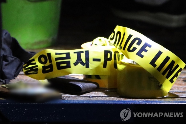 15일 인천 미추홀구 한 주택에서 9세 여아는 숨지고 40대 여성은 쓰러진 채 경찰에 발견됐다. / 사진=연합뉴스