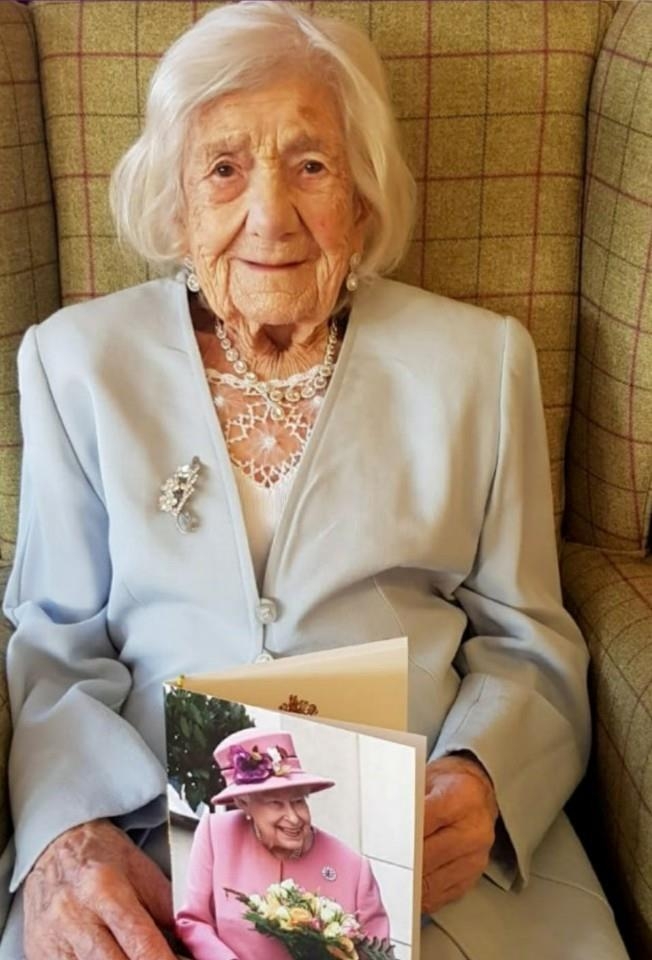 코로나 이겨내 106번째 생일 맞이한 영국 할머니  