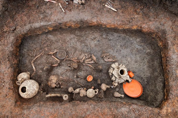 프랑스 중부 클레르몽페랑 인근 공항 건설현장에서 발굴된 1세기 초 어린이의 무덤. 사진출처 = 연합뉴스