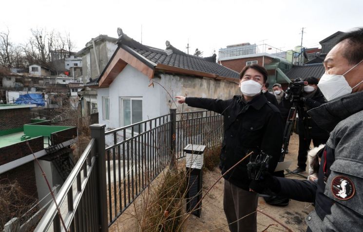 "문재인 사죄하라" 나경원·오세훈·안철수 일제히 '文 대통령 때리기' 총력 [한승곤의 정치수첩]