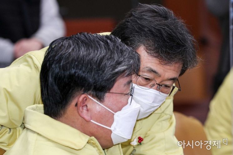 [포토]의견 나누는 권덕철 장관-전해철 장관