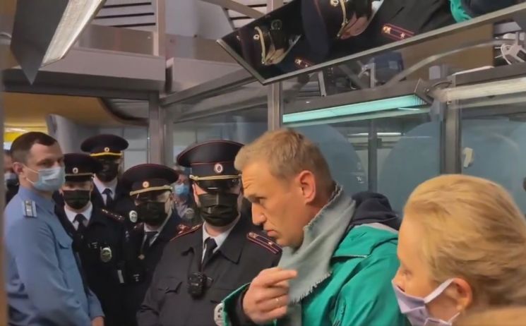 "나는 두렵지 않다"…목숨 잃을 뻔했던 '푸틴 정적' 나발니, 러 귀국