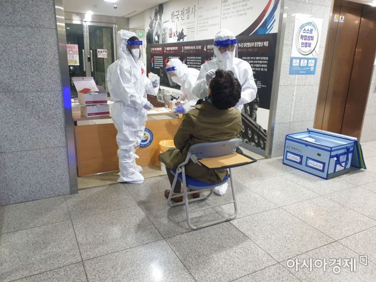 지난해 12월22일 경북교육청 직원 확진자 발생으로, 선별 검사가 진행되고 있는 모습.