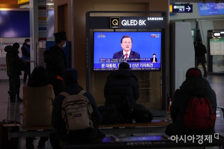 [포토]대통령 신년 기자회견 보는 시민들 