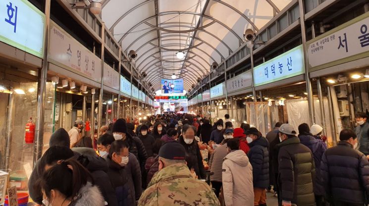 16일 오후 서울 경동시장이 영하의 날씨에도 장을 보러 나온 시민들로 북적이고 있다.